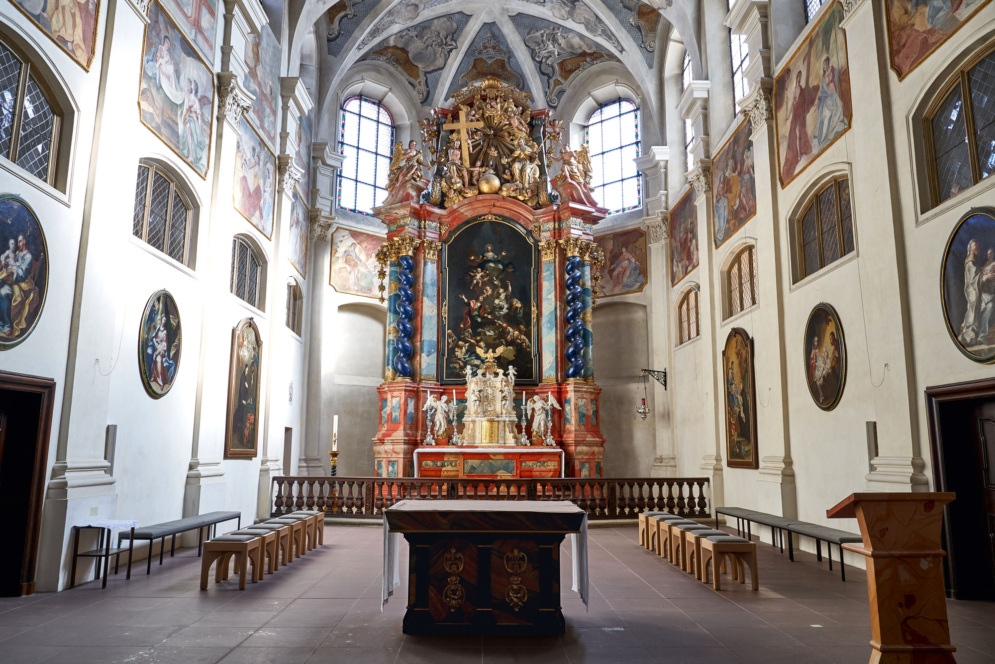 Der Chorraum mit Hochaltar