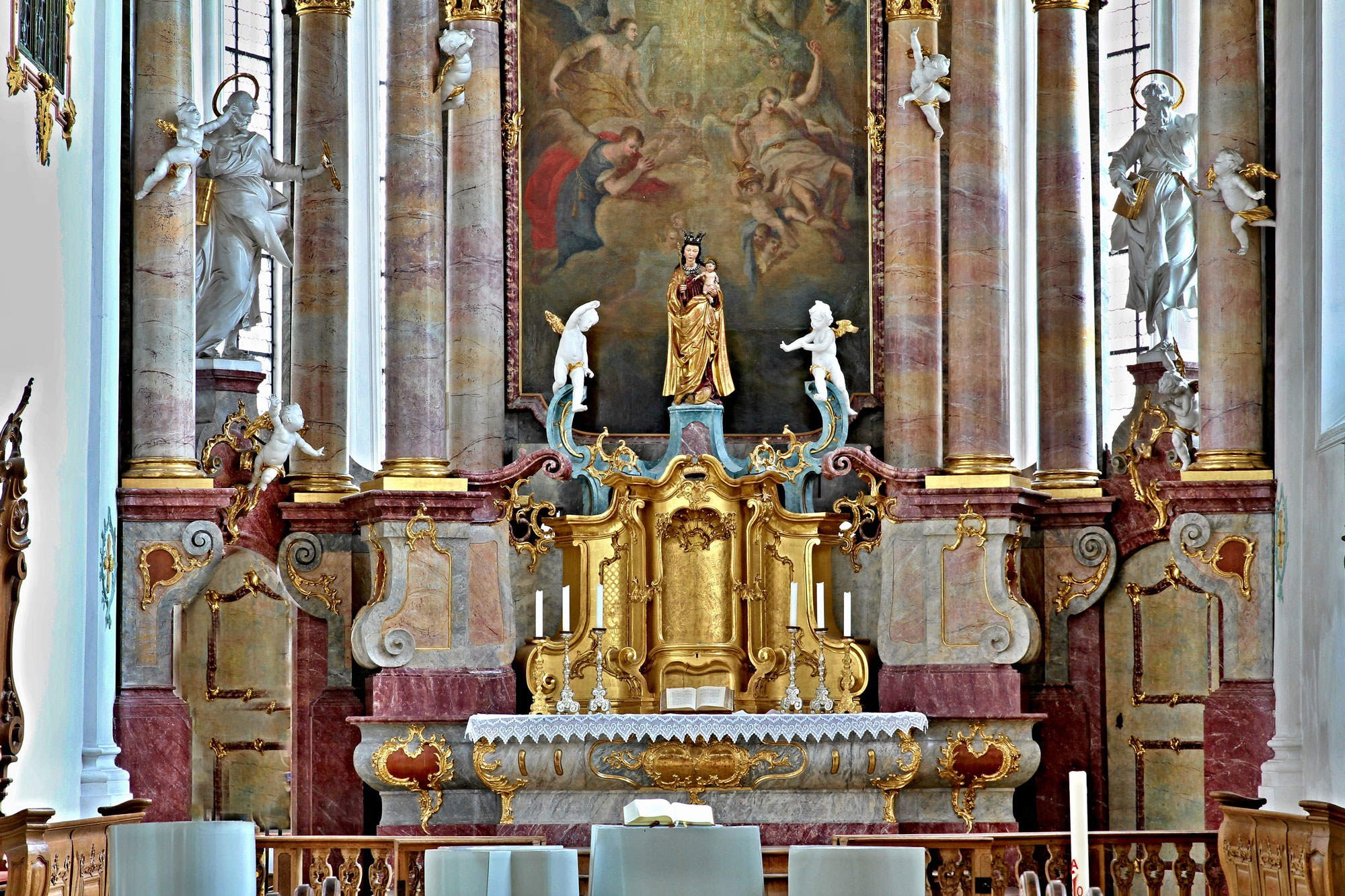 Chorraum mit Hochaltar und der Madonna von der Augenwende