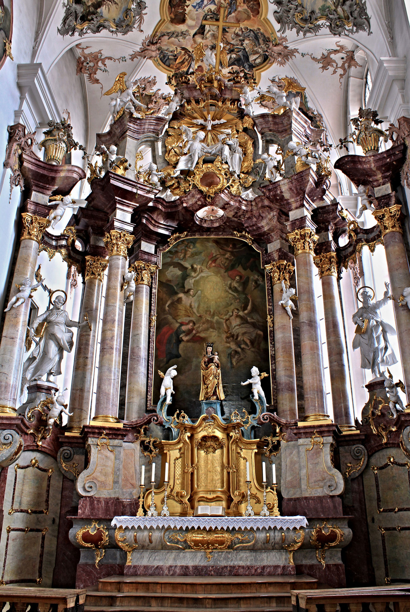 Chorraum mit Hochaltar und der Madonna von der Augenwende