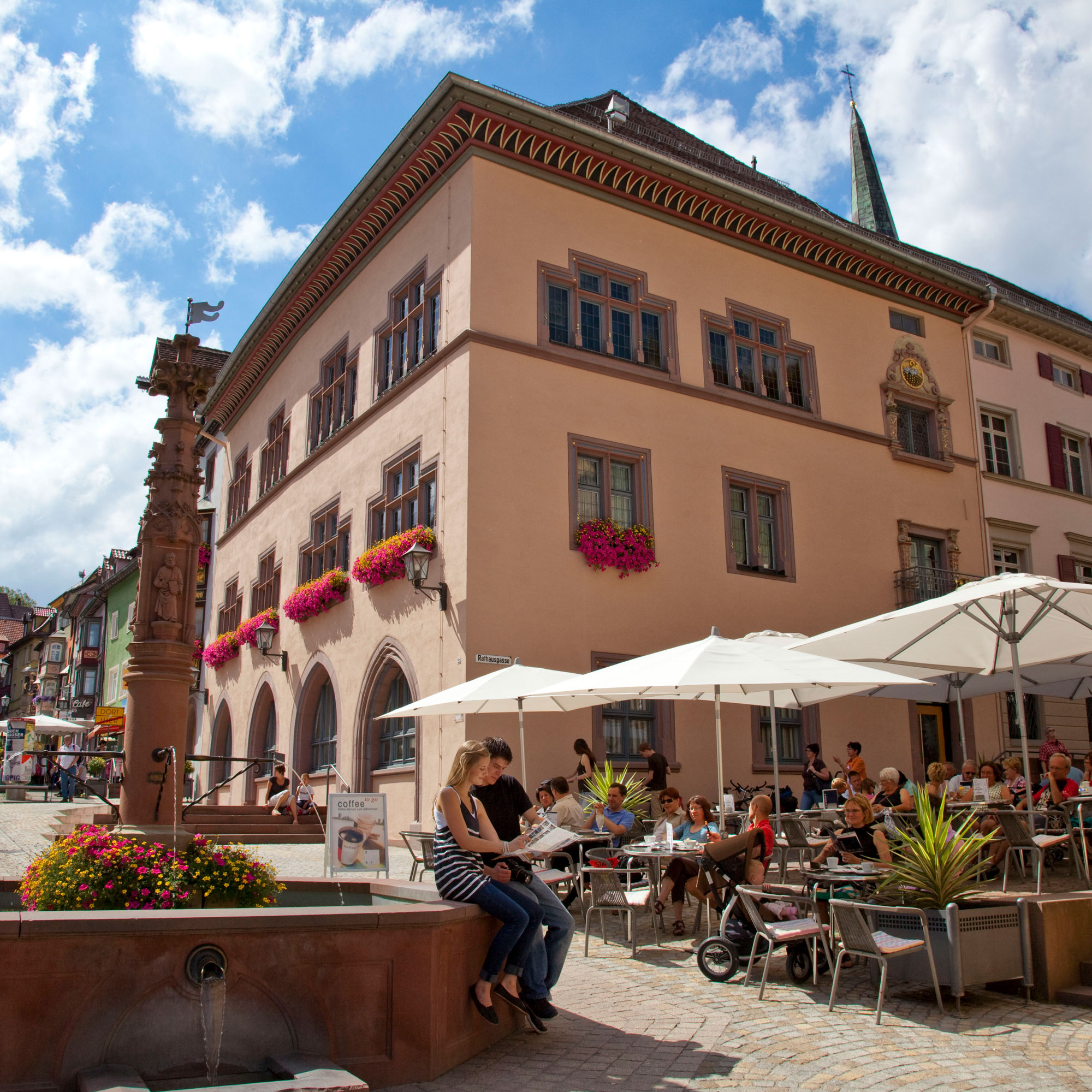 Das Alte Rathaus und der Apostelbrunnen in der Fußgängerzone